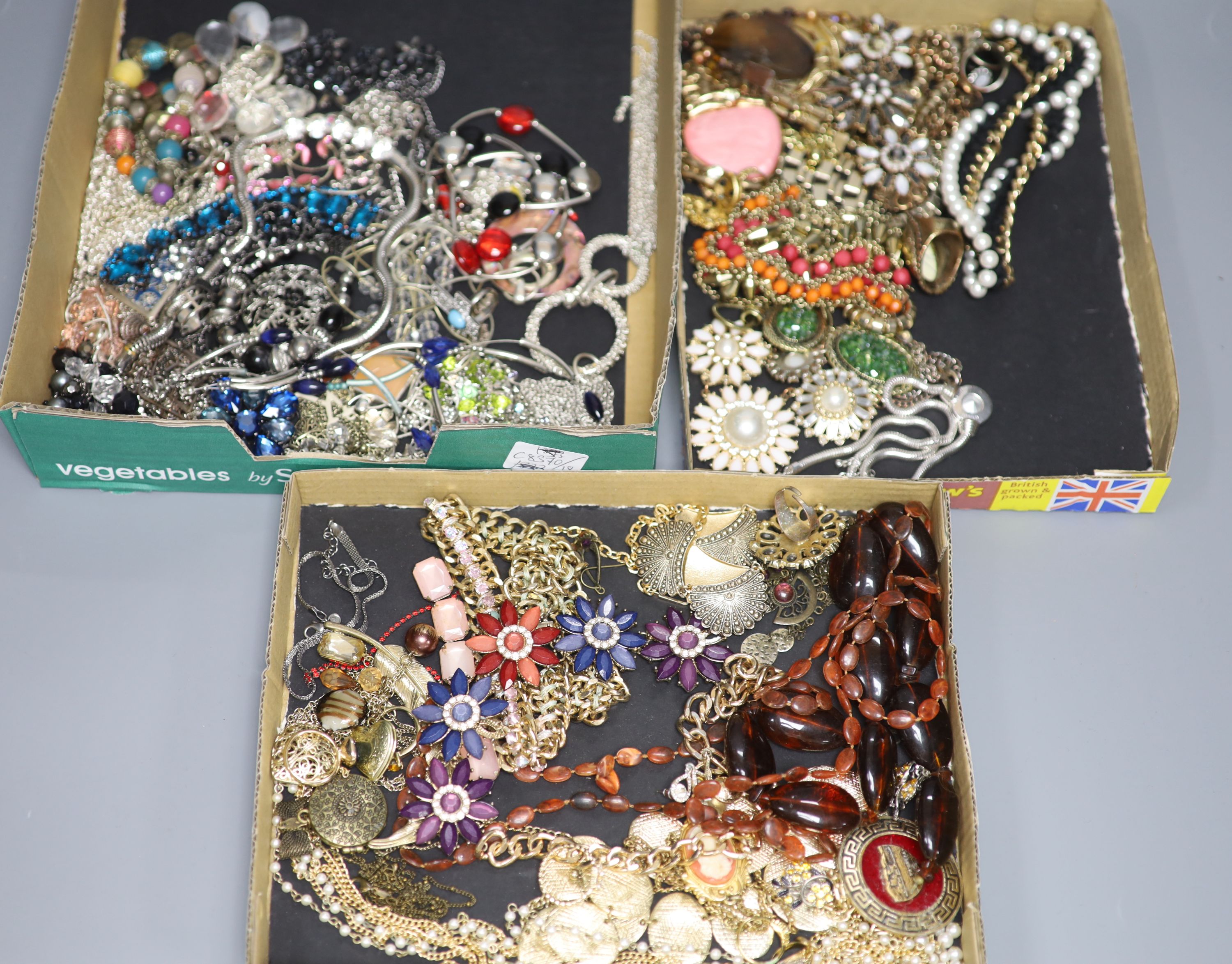 A quantity of assorted costume jewellery.